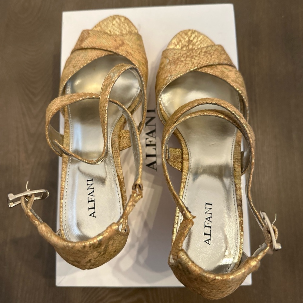 Alfani Jersey‎ Cork Wedge Gold Reptile Pattern Strappy Sandals Shoes Size 8M - Picture 3 of 11